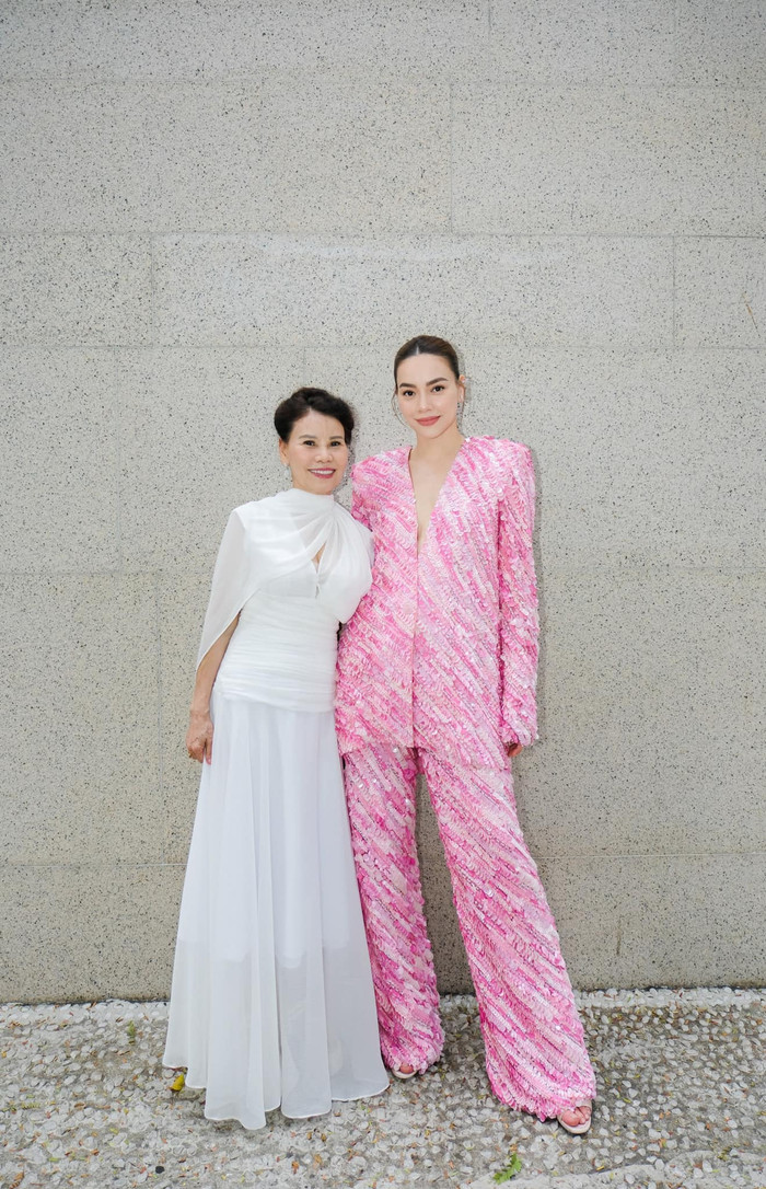 Hồ Ngọc Hà và mẹ ruột chụp ảnh cùng nhau.