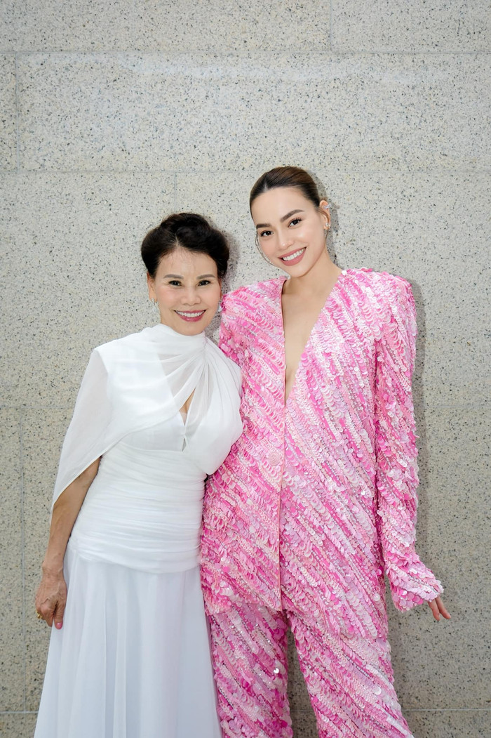 Mẹ ruột Hồ Ngọc Hà trẻ đến khó tin khi ở tuổi 67.