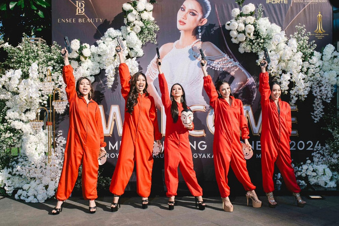 Thí sinh hóa tranh thành băng cướp, mang súng đến cuộc thi trong ngày đầu nhập cuộc.