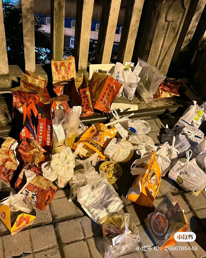 Dân mạng đặt hoa và đồ ăn ở nơi Mèo Béo nhảy cầu tự tử.