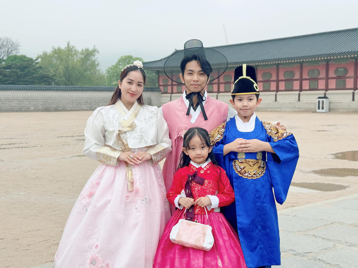 Khánh Thi và Phan Hiển chú trọng việc đưa các con đi khám phá nhiều điều mới. Cặp đôi mới dẫn hai con lớn đi du lịch Hàn quốc trong cuối tháng 4 vừa qua. Ảnh: FBNV