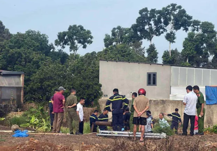 Lực lượng chức năng tìm kiếm cháu bé những ngày trước đó