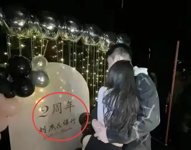 Bức ảnh kỷ niệm 2 năm yêu nhau của Mèo Béo và Đàm Trúc được lan truyền chóng mặt trên mạng xã hội