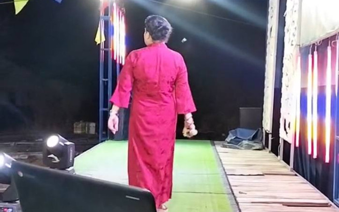 Nữ diễn viên nổi tiếng màn ảnh Việt đi hát sân khấu lô tô, hình ảnh vắng hoe khán giả gây xót xa Ảnh 2