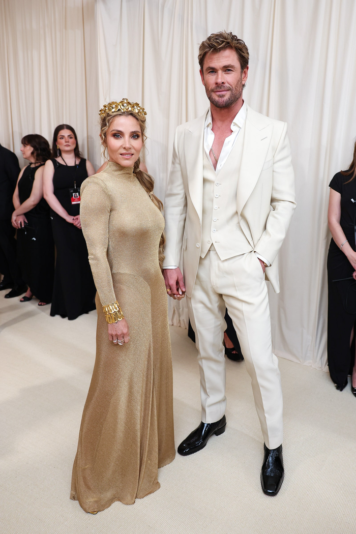 Elsa Pataky tay trong tay với Chris Hemsworth với phong cách tối giản nhưng không kém phần đơn điệu quá mức. Nam đồng chủ tịch được khen ngợi lịch lãm trong bộ suit của Tom Ford. 