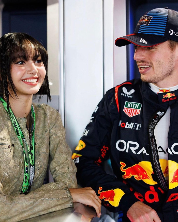 Nhiều khán giả hiện trường có bắt gặp nữ thần tượng yêu thích đeo dòng đồng hồ được chế tác riêng cho mùa giải đua công thức 1. Trên tay Lisa chính là thiết kế TAG Heuer Formula 1 Kith Toronto PH có giá lên kệ khoảng 38 triệu đồng.