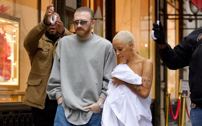 Bất chấp tăng 'nhiệt' trước thềm MET Gala, một nữ ca sĩ diện khăn trải giường xuống phố Ảnh 2