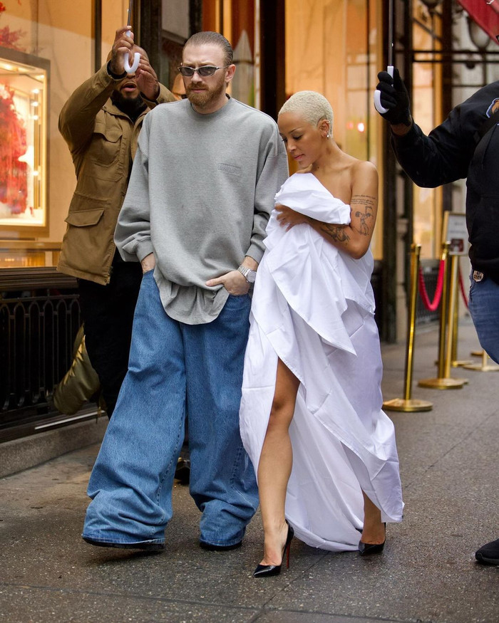 Khi vào cửa hàng, nam giám đốc sáng tạo hỗ trợ lựa chọn trang sức trong khi Doja Cat bận giữ váy.  