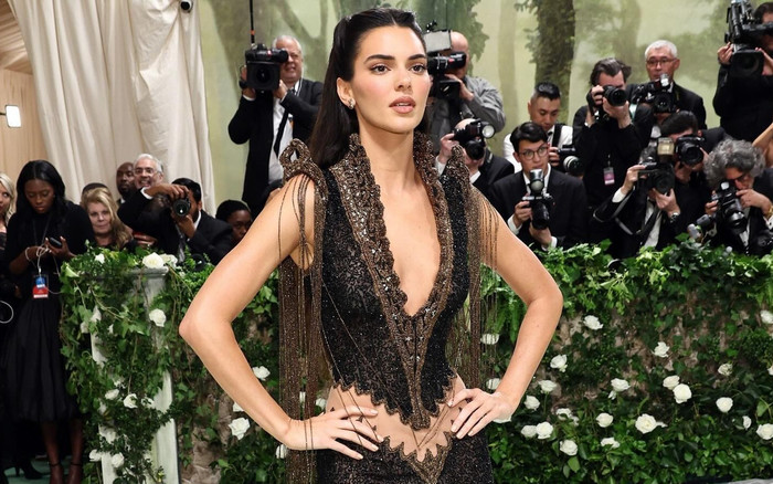 Nhà Kardashian - Jenner tại Met Gala 2024: Cô chị ấn tượng bao nhiêu, 2 cô em ngược lại Ảnh 2