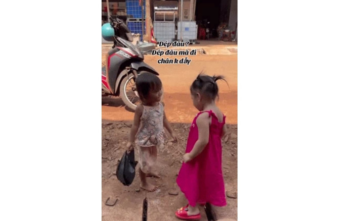 Bé gái 3 tuổi có câu nói và hành động bất ngờ khi thấy bạn đi chân đất Ảnh 2
