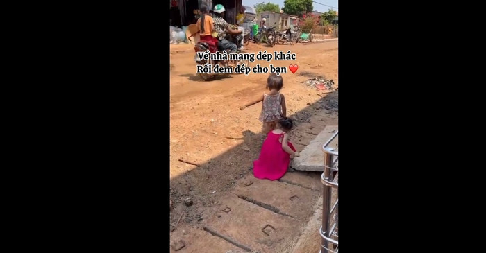 Sau đó em bé tặng bạn đôi dép màu hồng của mình