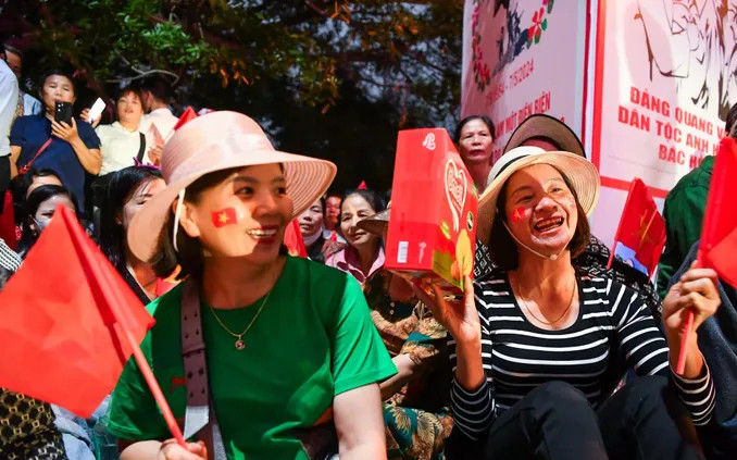 Thức trắng đêm chờ đón Lễ diễu binh, diễu hành kỷ niệm Chiến thắng Điện Biên Phủ Ảnh 2