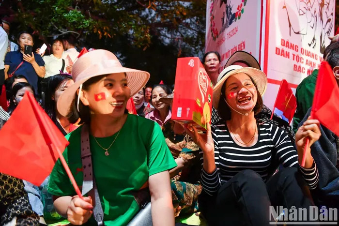 Bà Nguyễn Thị Hoa (bên trái, áo xanh) cho biết đã có mặt tại đây từ 11 giờ đêm ngày 6/5.