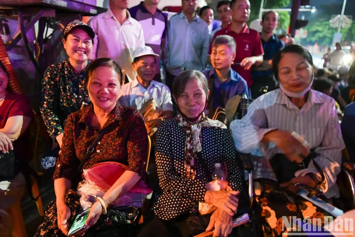 Bà Hội (ngoài cùng bên phải) dù ngồi trên xe lăn vẫn có mặt từ rạng sáng để đón chờ đoàn diễu binh.