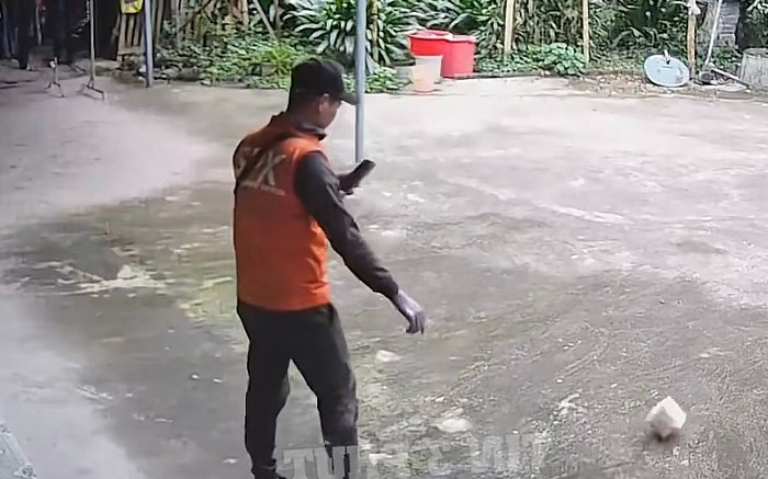 Giao hàng không gặp chủ nhà, shipper bức xúc ném hàng xuống đất và kết quả bất ngờ Ảnh 2