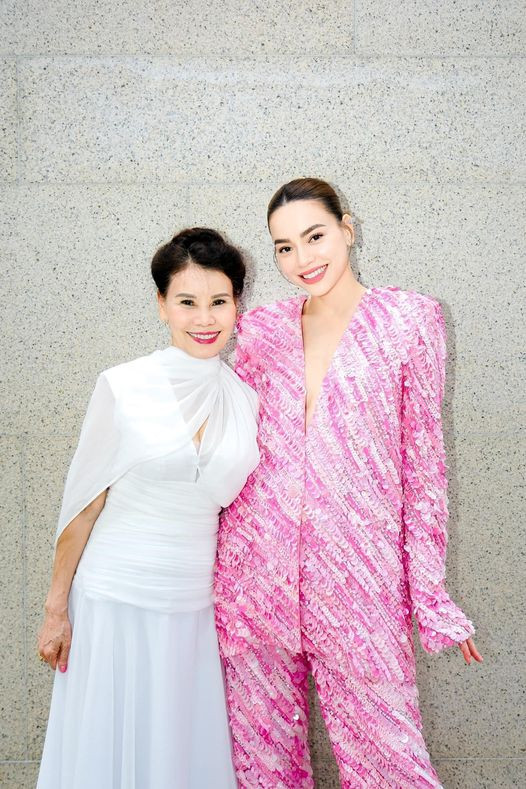Hồ Ngọc Hà và bà Ngọc Hương khoe visual bừng sáng, xinh đẹp khi đứng chung một khung hình. Ảnh: MOI Cosmetics