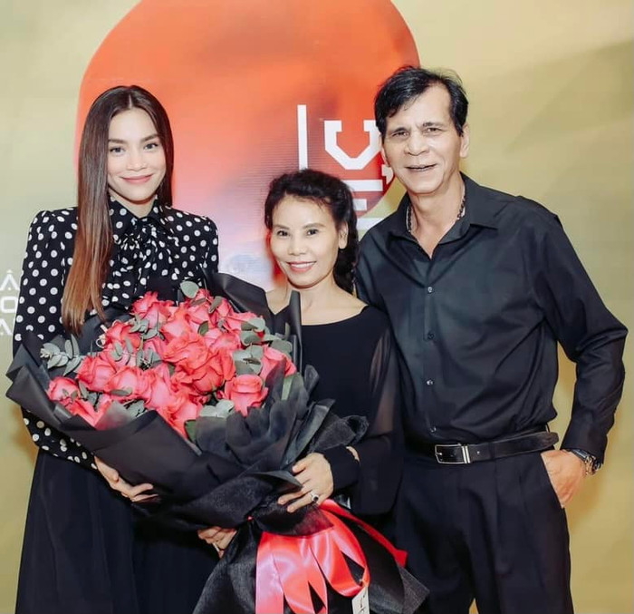 Bố mẹ Hồ Ngọc Hà luôn đồng hành cùng con gái trong cuộc sống, ủng hộ ái nữ hết mình khi cô tập trung xây dựng sự nghiệp riêng. Ảnh: FBNV