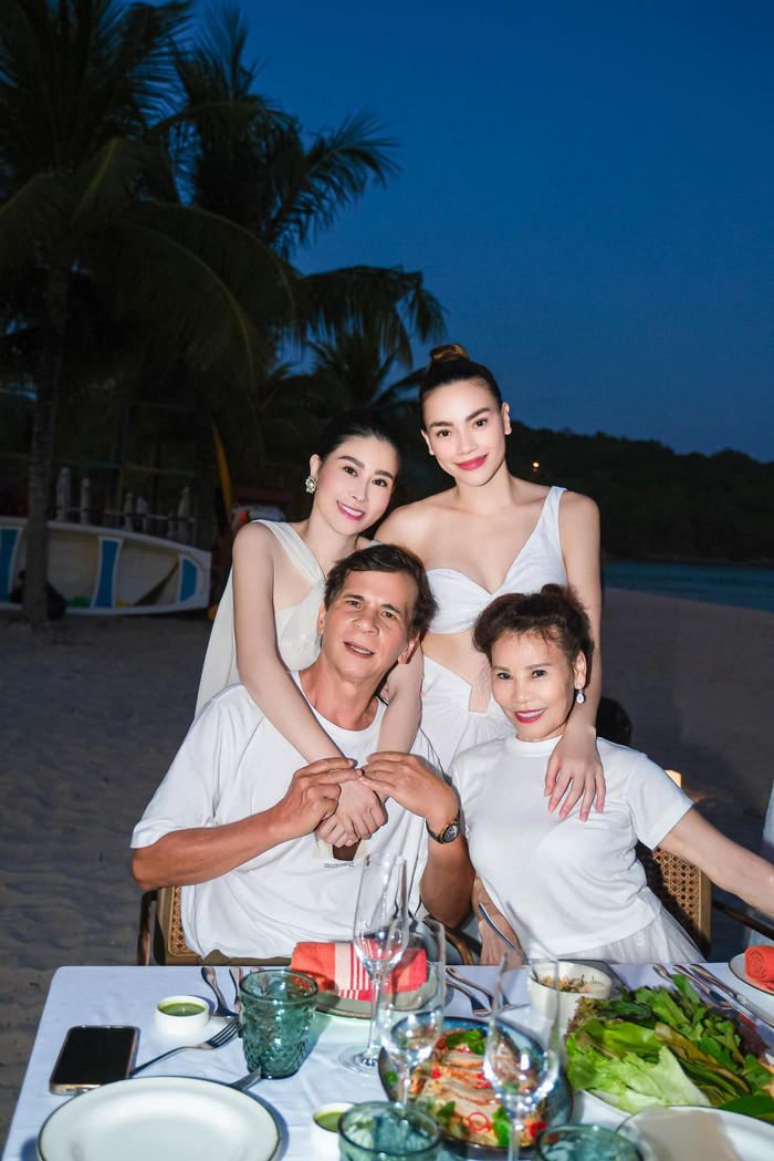 Hồ Ngọc Hà thường xuyên đưa bố mẹ đi du lịch, tận hưởng cuộc sống. Ảnh: FBNV