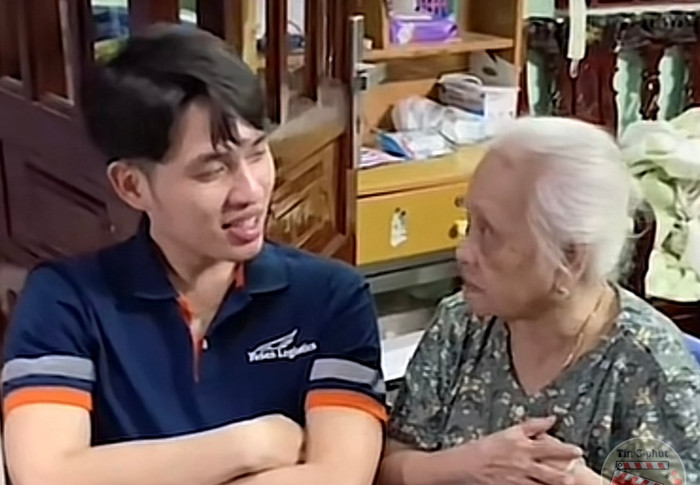 Cuộc trò chuyện ngắn ngủi của hai bà cháu rất dễ thương.