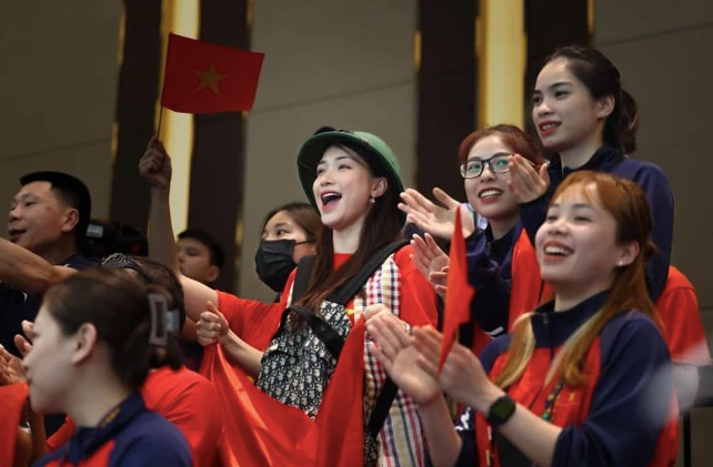 Hoà Minzy từng gây sốt cõi mạng khi có mặt cổ vũ đoàn thể thao Việt Nam thi đấu tại SEA Games 32 ở Campuchia.