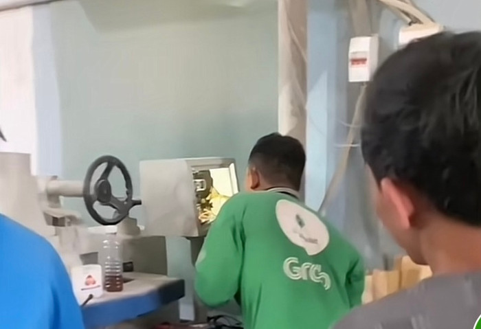 Anh grab chủ động giúp đỡ trong sự bất lực của mọi người.