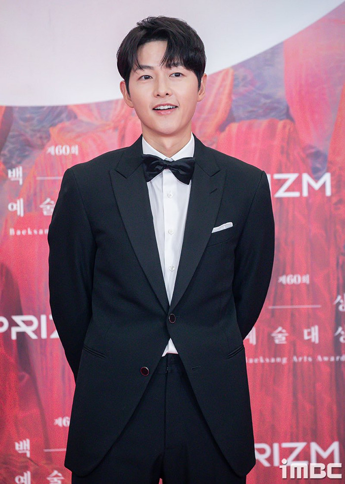 Song Joong Ki tại thảm đỏ Lễ trao giải Baeksang Arts Awards 2024