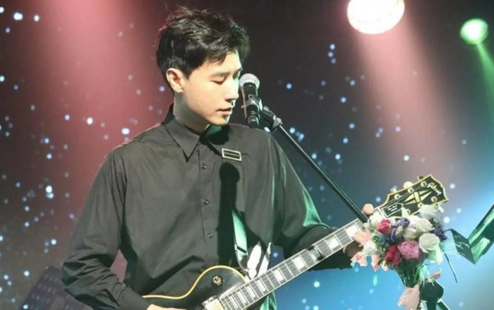 Noh Min Hyuk là guitarist của Click B.&nbsp;