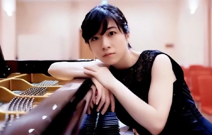 Ayaka là nghệ sĩ dương cầm nổi tiếng tại Nhật Bản.