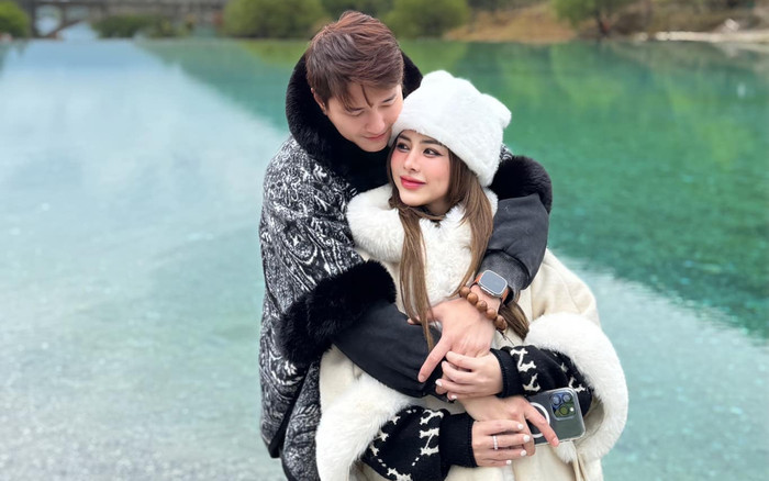 Huỳnh Anh ôm Bạch Lan Phương từ phía sau, tình tứ đi trăng mật hậu đăng ký kết hôn Ảnh 2