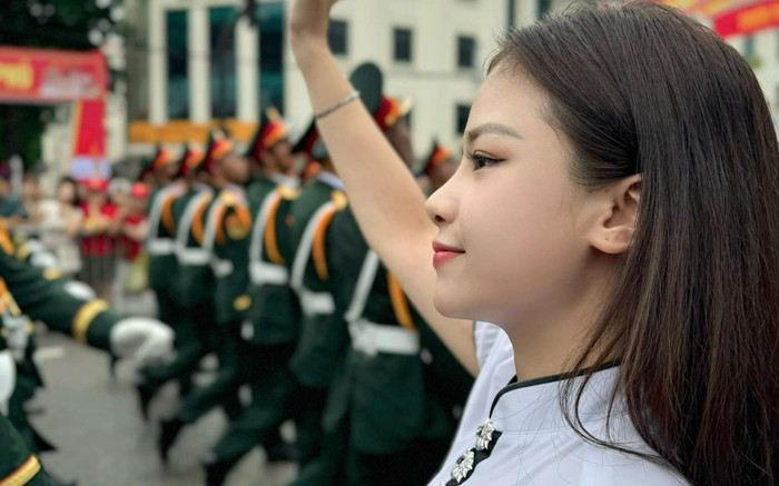 Nữ ca sĩ gây sốt vì tiết mục đặc biệt tại buổi diễu hành kỷ niệm 70 năm Chiến thắng Điện Biên Phủ Ảnh 2