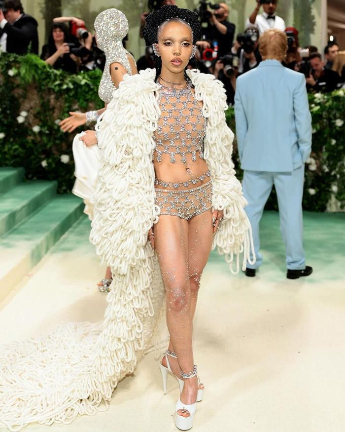 10 ngôi sao mặc tệ nhất MET Gala 2024: Jennie Kim xếp hạng 4 Ảnh 6