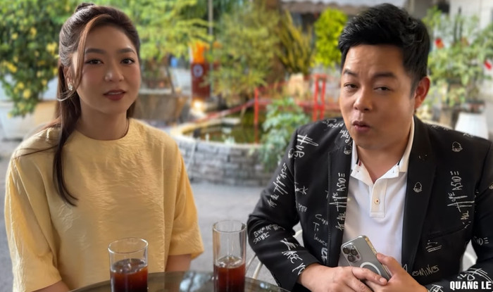 Cả hai nói chuyện vui vẻ