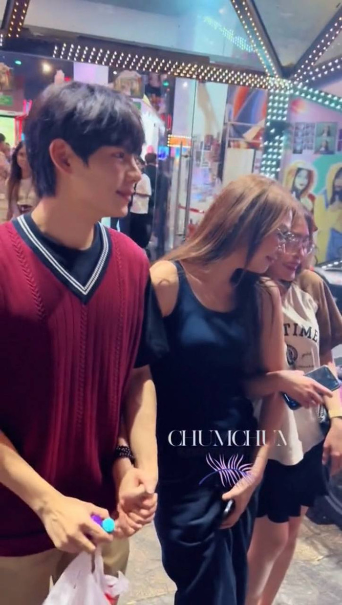 Tạ Lâm và Thái Vũ thường xuyên có những cử chỉ thân mật trong các buổi cinetour của ê-kíp Lật Mặt 7: Một điều ước. (Ảnh chụp màn hình TikTok ChumChum)