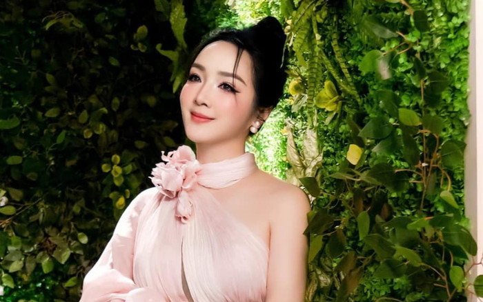 Hoa hậu độc nhất vô nhị Việt Nam được khen 'đẹp như tiên' ở tuổi 53 Ảnh 2