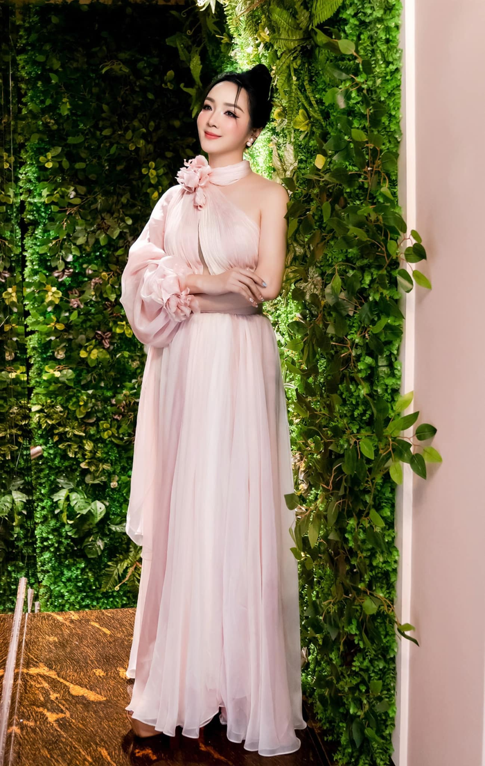 Mới đây, Hoa hậu Giáng My đăng tải bộ ảnh khoe nhan sắc ở tuổi 53 trên trang cá nhân nhận về nhiều lời khen ngợi từ phía công chúng. Dù không còn hoạt động quá nhiều trong làng giải trí, mỹ nhân sinh năm 1971 vẫn duy trì được vẻ đẹp 'không tuổi' và bề ngoài chỉn chu, sang chảnh.