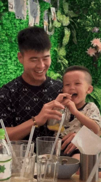 Duy Mạnh dẫn con trai đến buổi tụ tập của các cầu thủ.