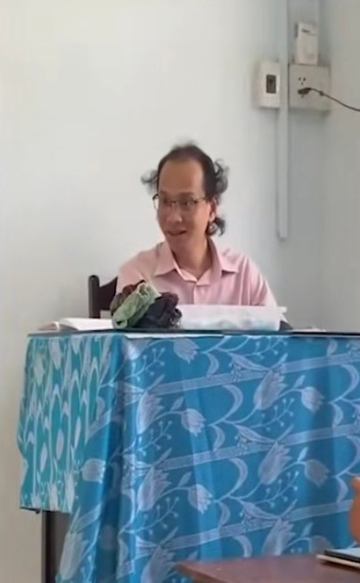 Ngoài ra, mái tóc độc lạ của thầy giáo cũng khiến cộng đồng mạng dở khóc dở cười.