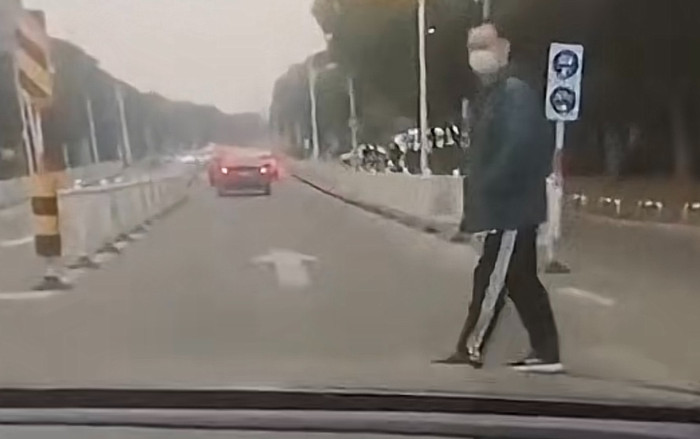 Thanh niên lượn lờ trước đầu xe hơi để ăn vạ, phản ứng của bác tài khiến cộng đồng mạng bất ngờ Ảnh 2