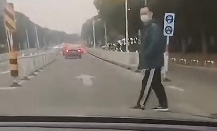 Chàng thanh niên ăn vạ được nhắc đến trong đoạn clip.