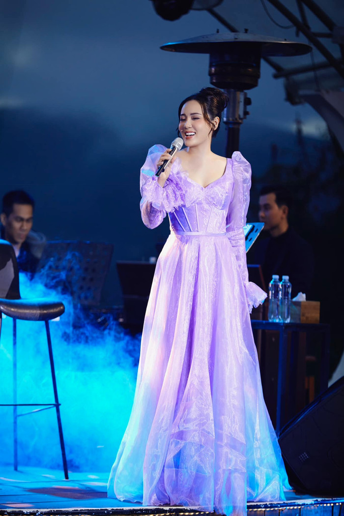 Vừa hát vừa nhìn tài liệu 'lộ liễu' trên sân khấu, vì sao Phương Linh vẫn được khen? Ảnh 1