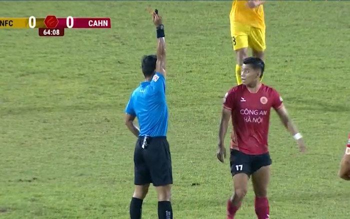 Văn Thanh bị thẻ đỏ, HLV Kiatisuk cạn hy vọng vô địch Ảnh 2