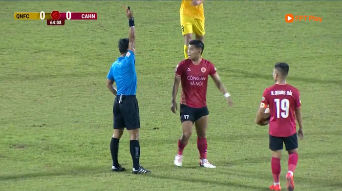 Đội bóng của HLV Kiatisuk đã thua 0-2 trước Quảng Nam FC trong ngày Văn Thanh bị thẻ đỏ.