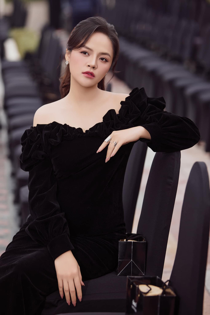 Thu Quỳnh sở hữu chiều cao ấn tượng 1m9 cùng gương mặt đường nét mềm mại, thanh toát. Không những vậy, điểm khiến nữ diễn viên 'ăn điểm' trong mắt công chúng còn chính là làn da trắng sáng, mịn màng, chẳng chút khuyết điểm. Sắc vóc nổi trội của Thu Quỳnh được ví như hoa hậu. Song, ít ai biết được, trước khi trở thành diễn viên như hiện tại, Thu Quỳnh đã lọt top 30 - Hoa hậu Việt Nam 2008.