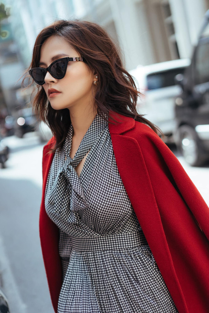 Thậm chí, Thu Quỳnh còn dễ dàng hoá thân thành quý cô thời thượng, đậm chất thời trang trong những thiết kế phá cách.