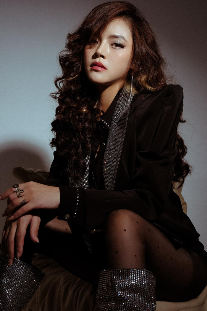 Đôi lúc, Thu Quỳnh cũng khiến công chúng xuýt xoa bởi màn biến hoá đa dạng hình ảnh. Từ dịu hiền, nền nã, nữ diễn viên dễ dàng cân trọn những tạo hình cá tính nhưng không kém phần nóng bỏng.