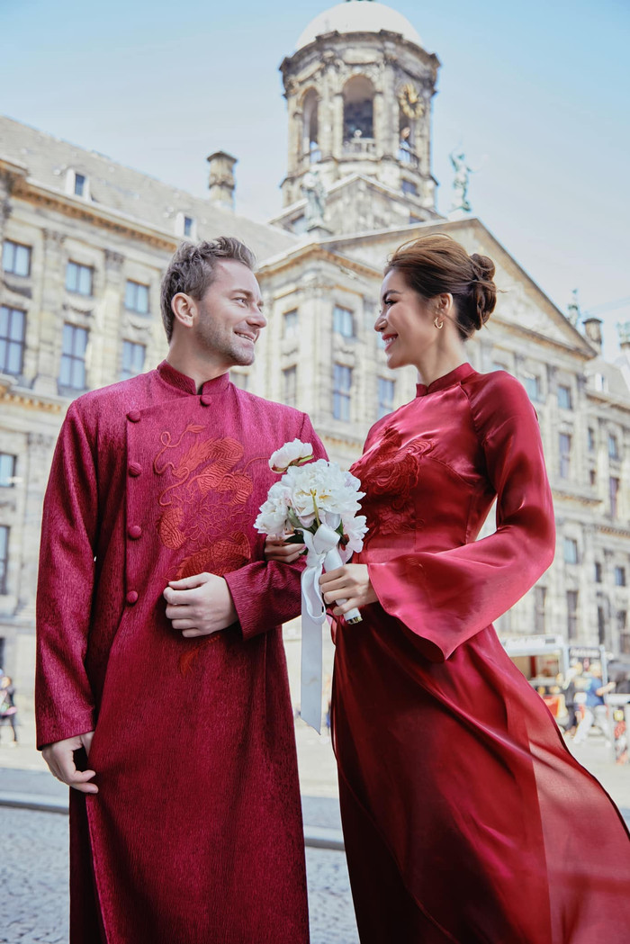 Quyết định đi đến hôn nhân với Christopher được người thân và bạn bè ủng hộ nhiệt tình. Thậm chí, một số người yêu cũ của nàng mẫu cũng mong muốn cô chọn Chris làm chồng.