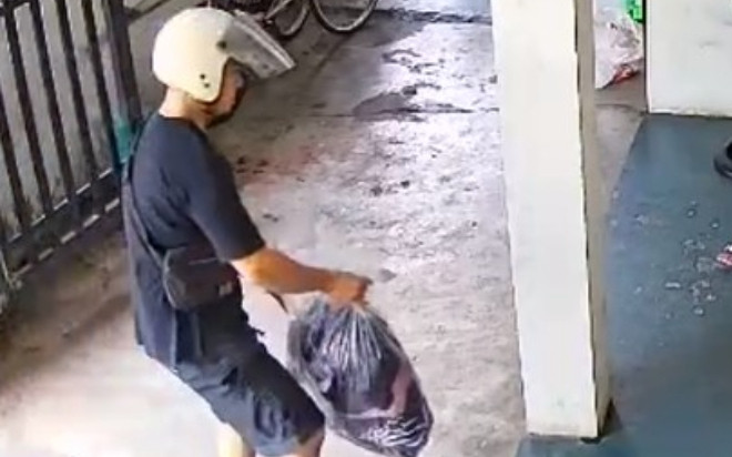 Nhận quần áo cũ từ thiện, tình nguyện viên bất ngờ thấy 2 cây vàng Ảnh 2