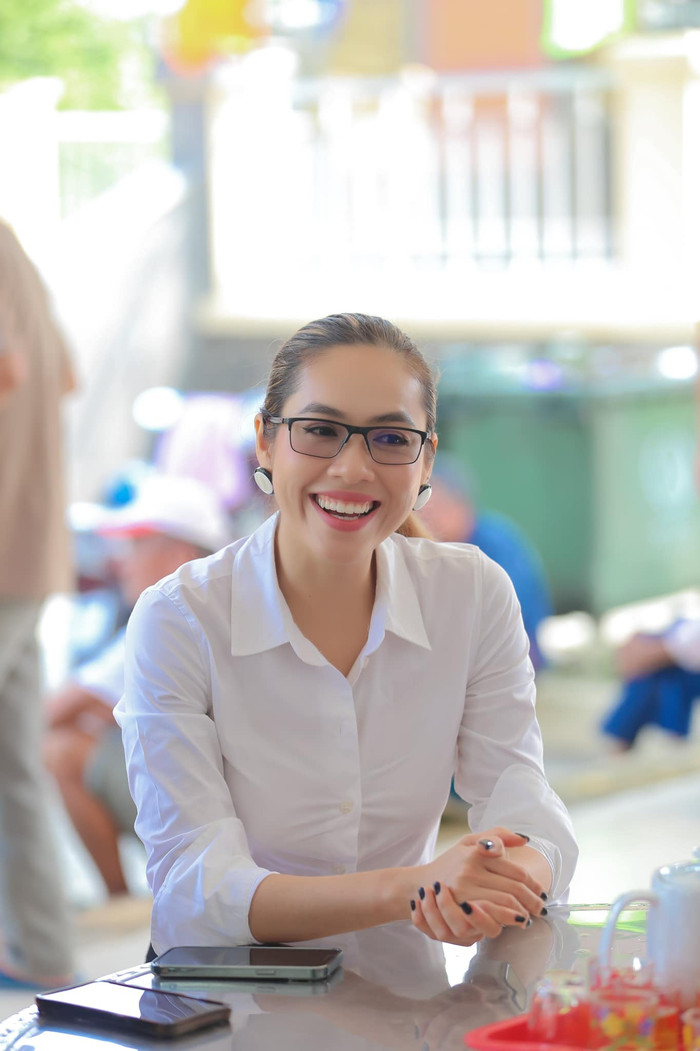 Trước khi có thai, Vũ Hoàng My vẫn chăm chỉ đi làm. Ảnh: FBNV