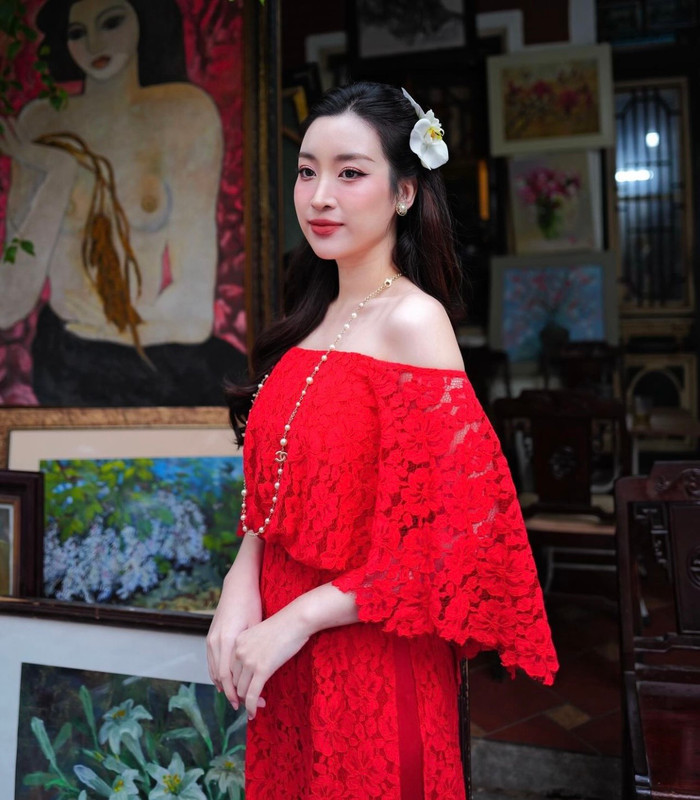 Nhan sắc mẹ một con trông mòn con mắt.