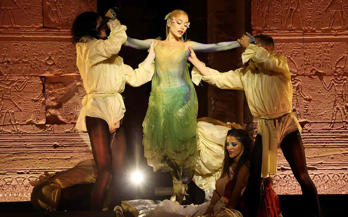 Loạt nghệ sĩ quốc tế nói gì về sân khấu của Ariana Grande tại Met Gala 2024? Ảnh 2